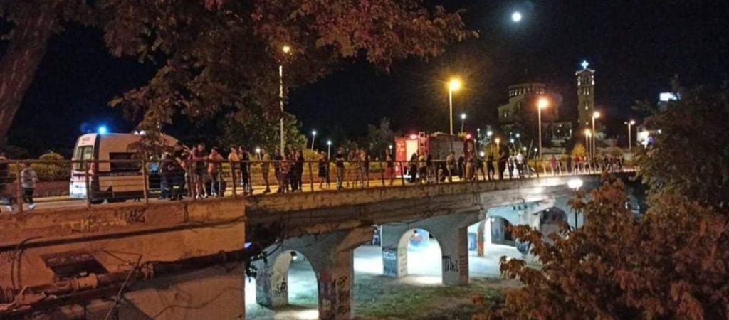 Λάρισα: Αυτοκίνητα συγκρούστηκαν και το ένα παρέσυρε δύο ανήλικους – Τους έριξε κάτω από γέφυρα (βίντεο)