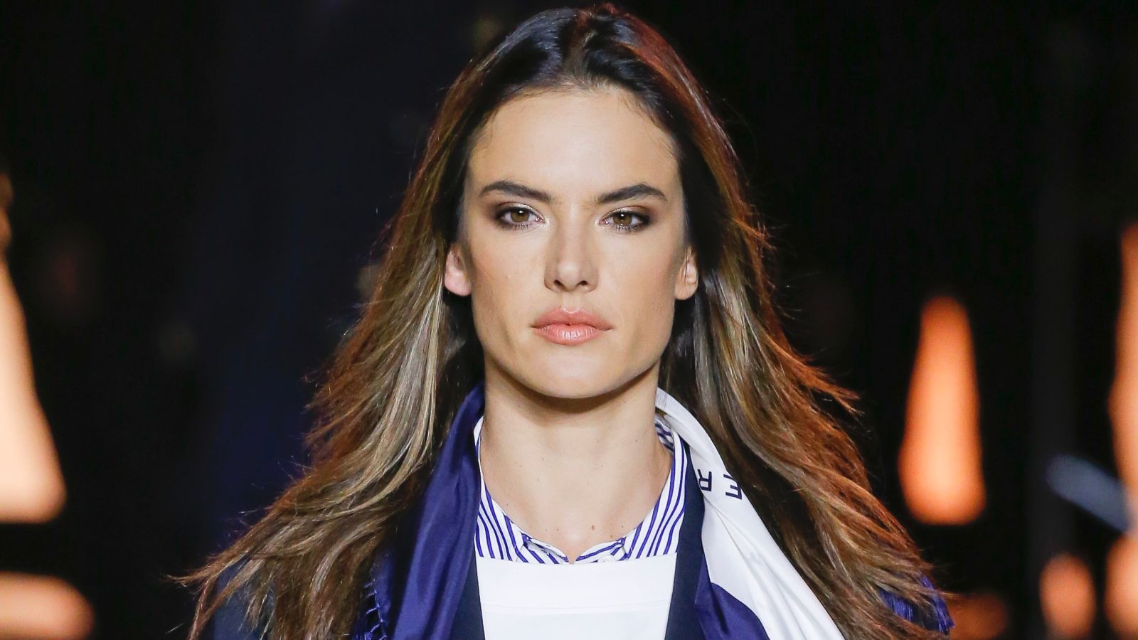 Alessandra Ambrosio: Παίζει beach volley και τραβάει τα βλέμματα με το καλλίγραμμο κορμί της (φωτο)