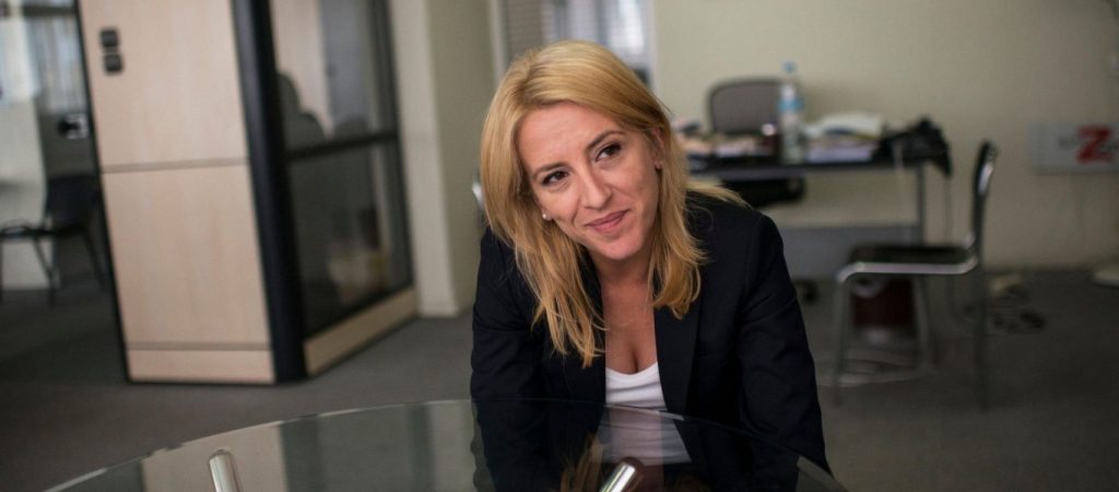 Η Ρένα Δούρου «ραπάρει» με τον Υποχθόνιο – «Το μπαχτιρντί με ποια λέξη κάνει ρίμα παιδιά;» (φωτο)