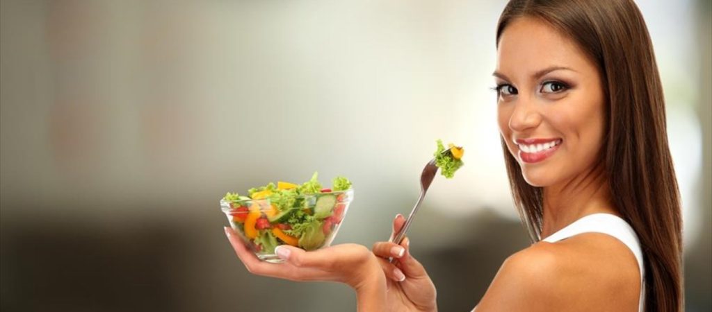 Αυτά είναι τα μικρά μυστικά των κοριτσιών που τρώνε και δεν παχαίνουν καθόλου