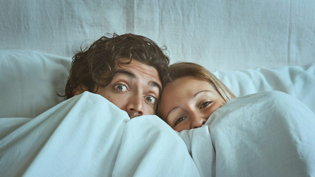 Δείτε ποιες είναι οι δύο συνήθειες που κάνουμε στην κρεβατοκάμαρα και πρέπει να τις σταματήσουμε