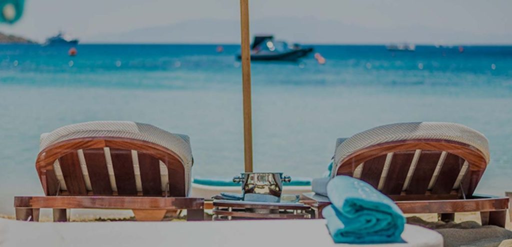 Μύκονος: «Βούλιαξε» από κόσμο η παραλία στη Ψαρρού για μια… δωρεάν selfie στις «χρυσές» ξαπλώστρες (βίντεο)