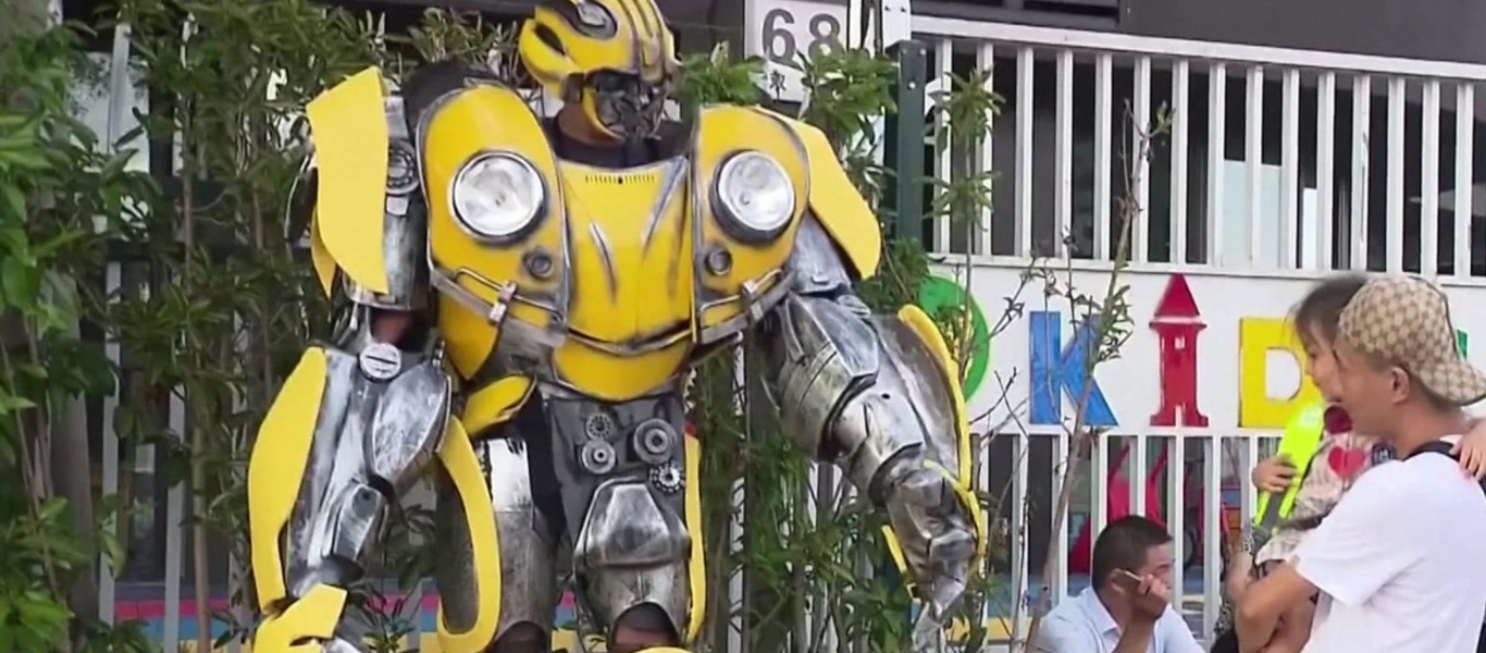 Κίνα: Πατέρας ντύθηκε Transformer και έκανε έκπληξη στον γιο του την πρώτη μέρα στο σχολείο (βίντεο)