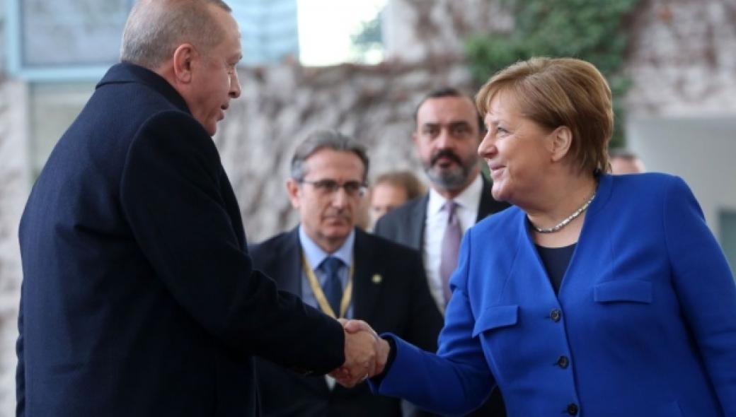 Bloomberg: «Πώς μπορεί η Μέρκελ να ηρεμήσει τη σύγκρουση μεταξύ Ελλάδας και Τουρκίας»