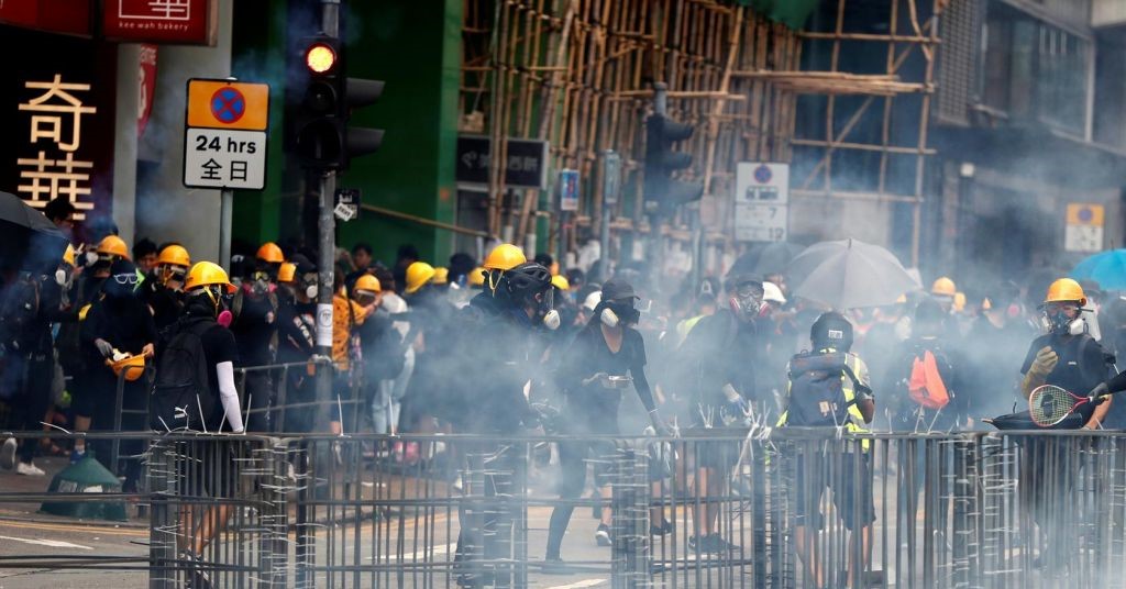 Χονγκ Κονγκ: Βίαιη σύλληψη 12χρονης από την αστυνομία – Τι λέει η μητέρα της (βίντεο)