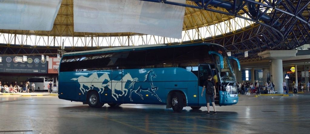 ΚΤΕΛ: Δωρεάν παραμένει η μεταφορά παιδιών έως 6 ετών – Η ανακοίνωση του υπουργείου