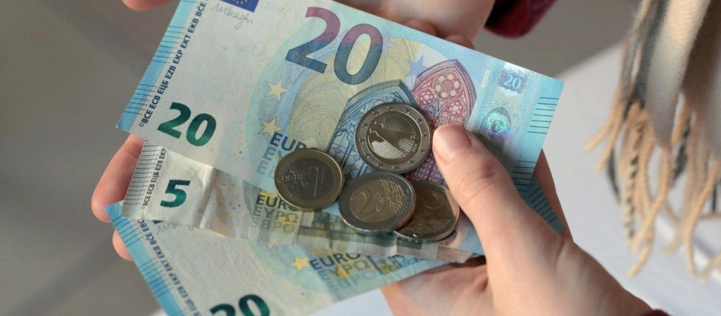 ΟΠΕΚΑ: Πότε θα καταβληθεί η 4η δόση του οικογενειακού επιδόματος – Τα βήματα για την υποβολή αίτησης