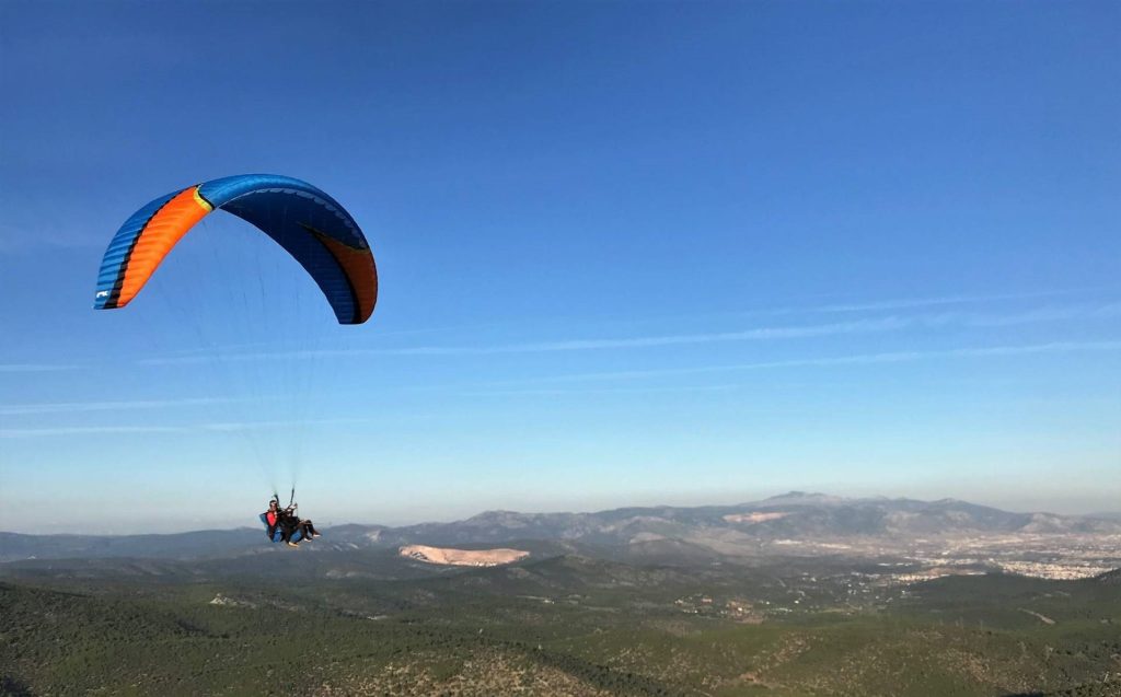 Πάργα: Αθλητής «παρά πέντε» προσγειώθηκε σε… παρμπρίζ αυτοκινήτου (βίντεο)