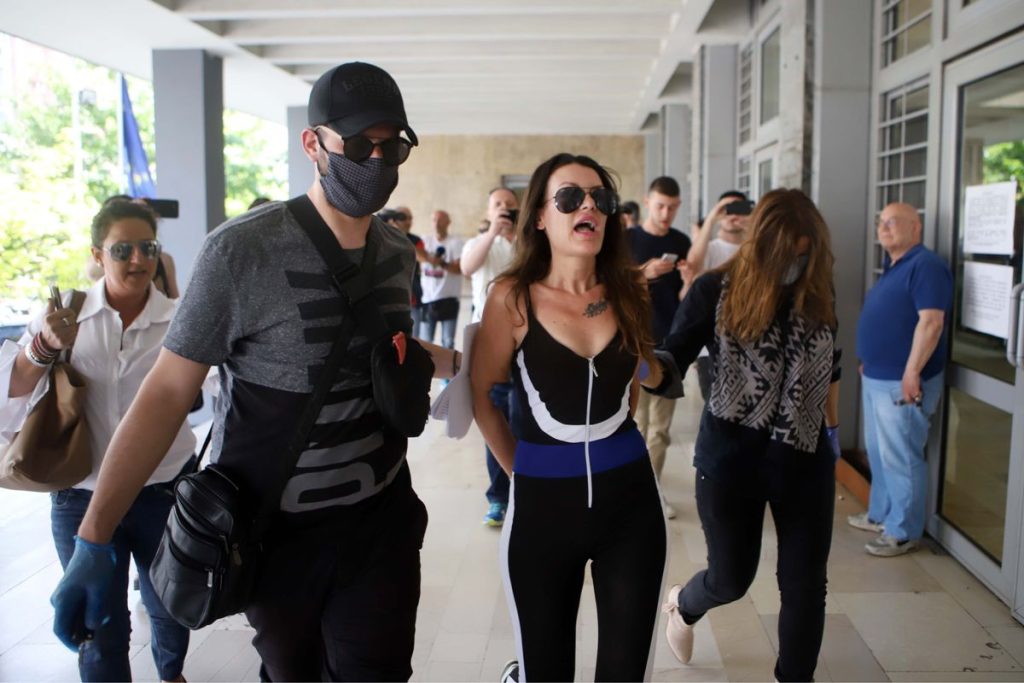 Aναβολή πήρε η δίκη της 44χρονης που επιτέθηκε στον Νίκο Χαρδαλιά