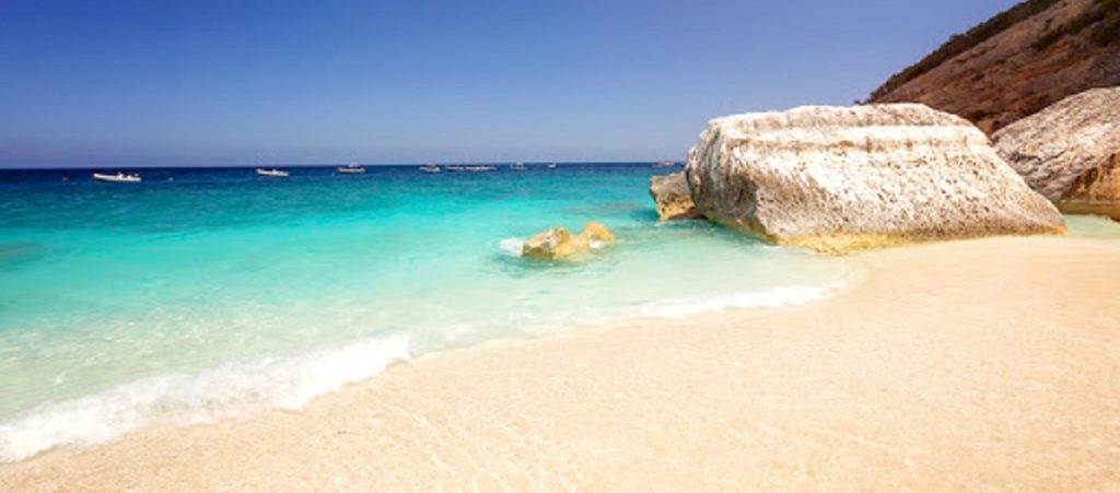 Η διάσημη άμμος της Σαρδηνίας απειλεί τους τουρίστες – Κινδυνεύουν ακόμα και με φυλάκιση