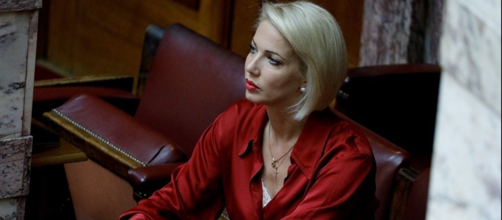 Η γοητευτική βουλευτής Κυκλάδων της ΝΔ Κατερίνα Μονογυιού σε συνέντευξη «εφ’όλης της ύλης»