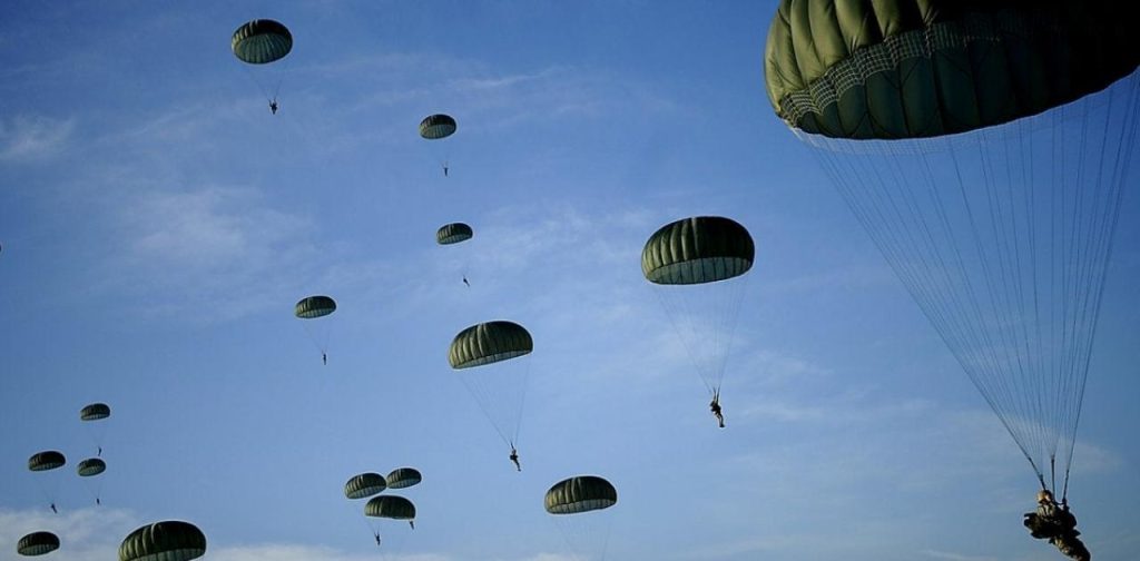 Άλματα ελευθέρας πτώσεως εκτελέστηκαν στη μνήμη του αδικοχαμένου αλεξιπτωτιστή (φωτο)