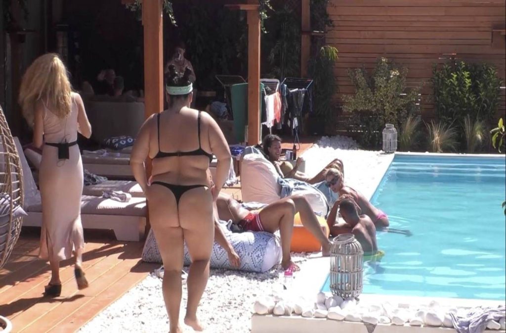Big Brother: Η plus size Αφροδίτη τα «πετάει» όλα και κάνει τόπλες μπάνιο στην πισίνα (βίντεο)
