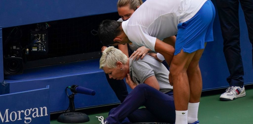 Επίθεση οπαδών του Ν.Τζόκοβιτς στην κριτή που τον «απέκλεισε» – «Θα συναντήσεις σύντομα τον νεκρό γιο σου» (βίντεο)