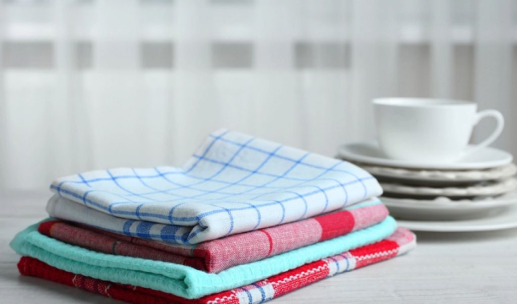 Το έξυπνο και γρήγορο κόλπο για να καθαρίσετε αποτελεσματικά τις πετσέτες της κουζίνας