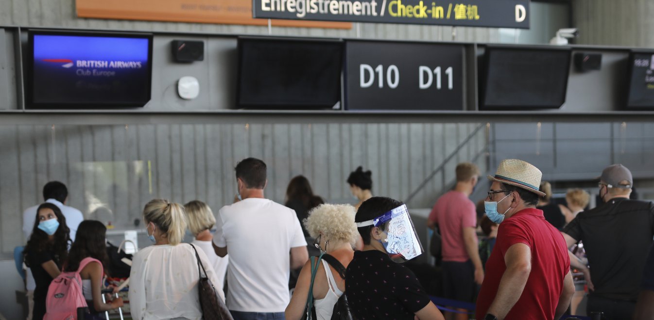 Πως φτάσαμε στην ένταξη επτά νησιών στην «κόκκινη λίστα» της Βρετανίας – «Μάχη» για να επιστρέψουν οι τουρίστες