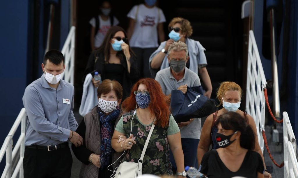 Φεύγουν «τρέχοντας» οι Βρετανοί από τα ελληνικά νησιά – Πληρώνουν τα τριπλά για να «γλιτώσουν» την καραντίνα (βίντεο)