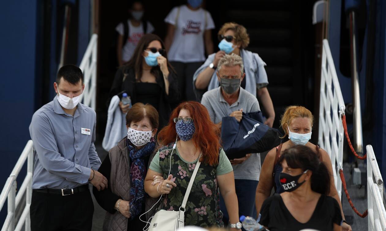 Φεύγουν «τρέχοντας» οι Βρετανοί από τα ελληνικά νησιά – Πληρώνουν τα τριπλά για να «γλιτώσουν» την καραντίνα (βίντεο)