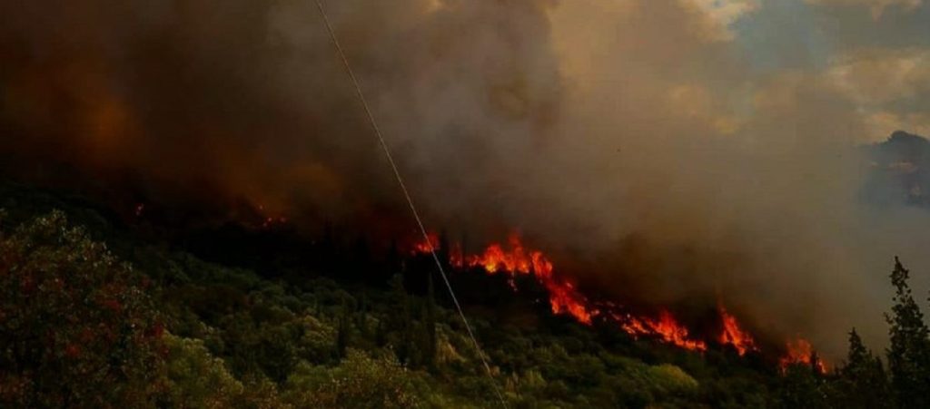 Λαύριο: Ξέσπασε φωτιά και στην Καμάριζα