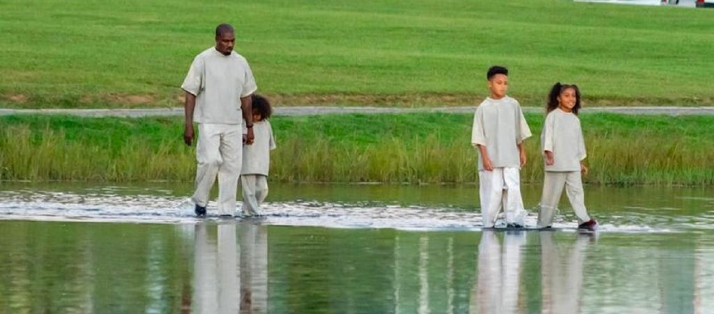 Ο K.Γουέστ έγινε και ιεροκήρυκας – Περπάτησε στο νερό αναπαριστώντας τον Ιησού (βίντεο-φωτό)