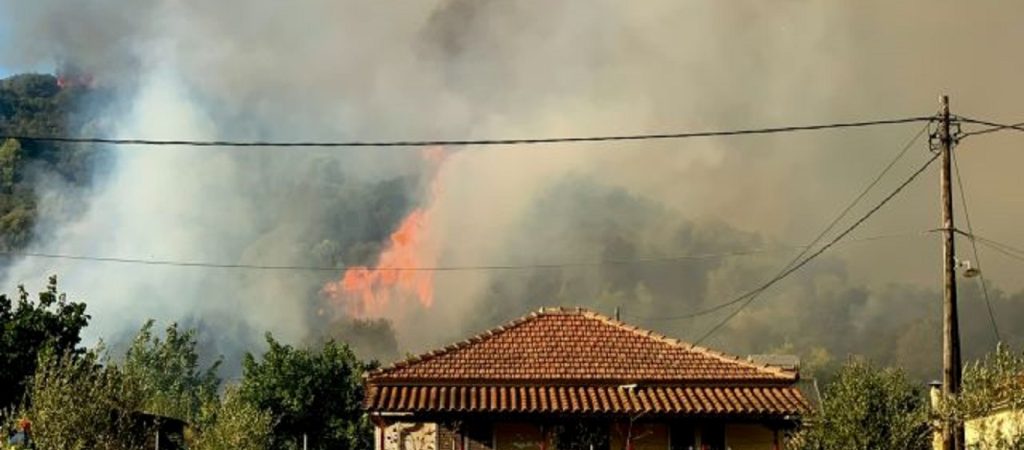 Ηλεία: Ήχησαν οι καμπάνες στη Δάφνη – Εκκενώθηκε το χωριό (βίντεο)
