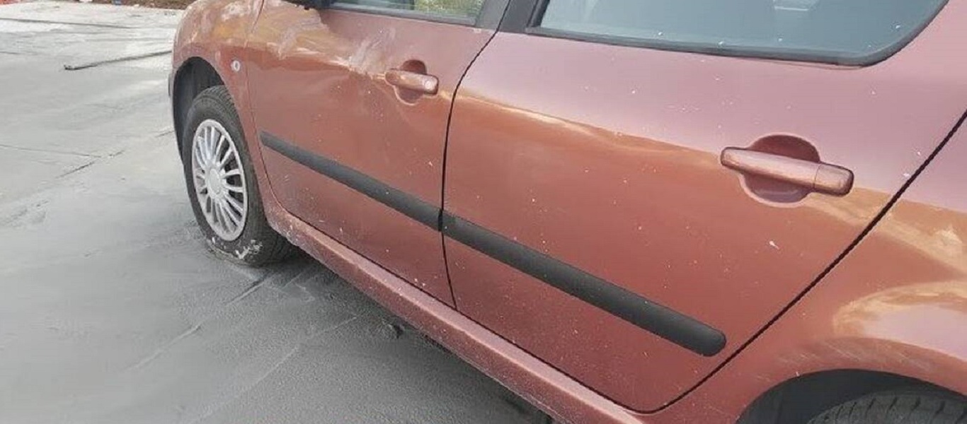 Κόρινθος: Αυτοκίνητο «κόλλησε» σε τσιμέντο – Είχε παρκάρει σε υπό κατασκευή πλατεία (βίντεο)