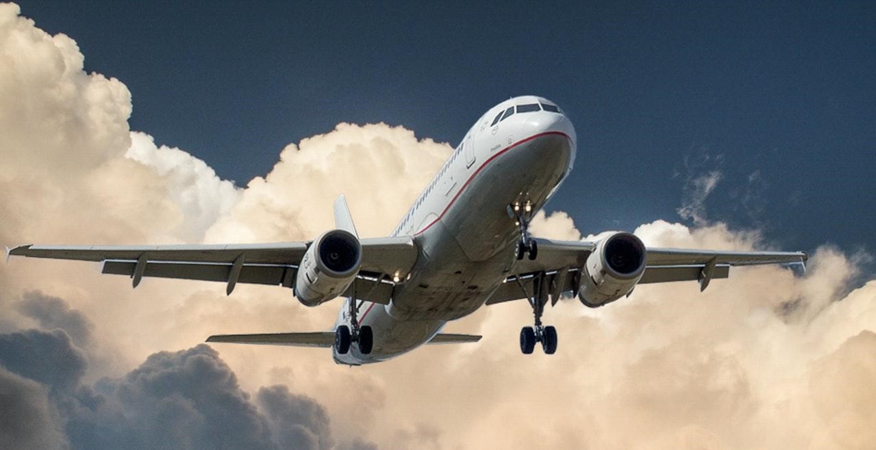 Χονολουλού: Η τρομακτική στιγμή που επιβάτες πτήσης βλέπουν το φτερό του αεροπλάνου να πιάνει φωτιά (βίντεο)