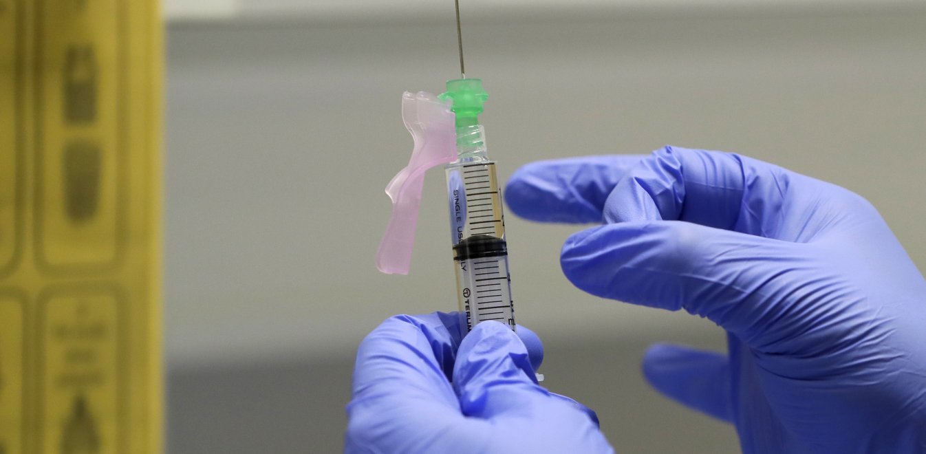 Εμβόλιο AstraZeneca: Αναστέλλονται οι έρευνες – Ασθενής παρουσίασε σοβαρή ανεπιθύμητη αντίδραση