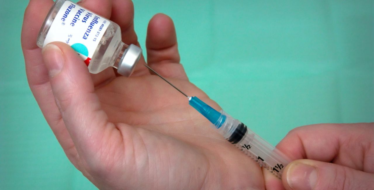 Εμβόλιο AstraZeneca: Εγκάρσια μυελίτιδα – Η παρενέργεια που «πάγωσε» τις κλινικές δοκιμές – Όλα τα συμπτώματα