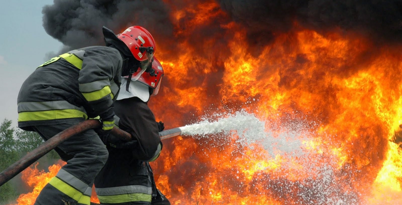 Φωτιά στα Καλύβια:  Μήνυμα του 112 στους κατοίκους – «Εκκενώστε τα σπίτια σας» (φωτό)
