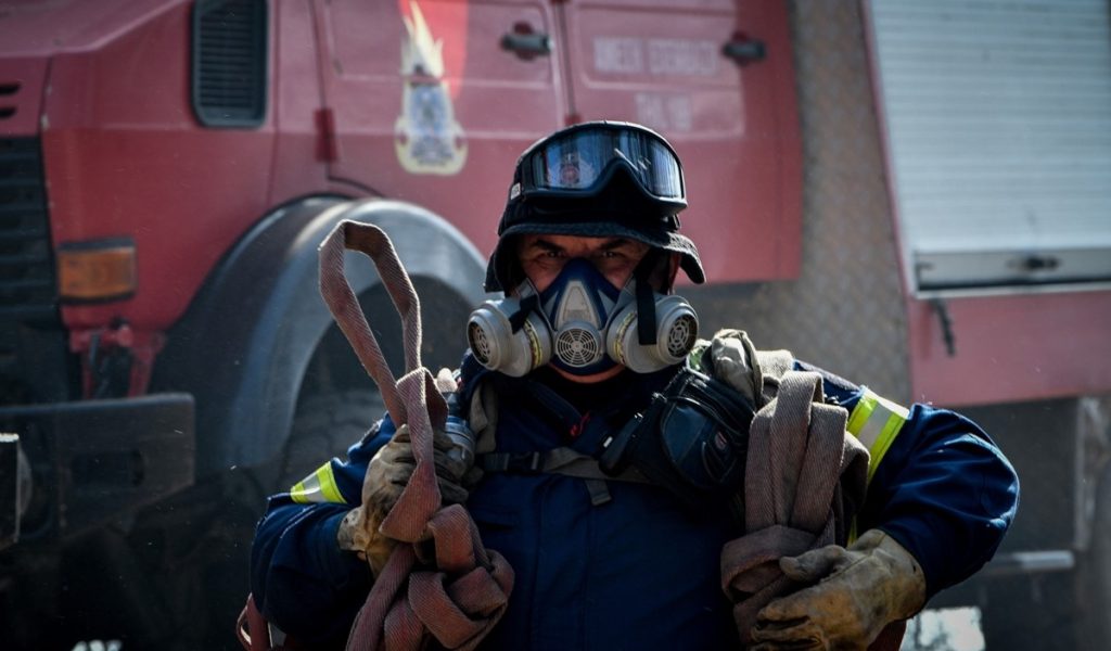 Λεωφόρος Ποσειδώνος: Φωτιά σε οικόπεδο