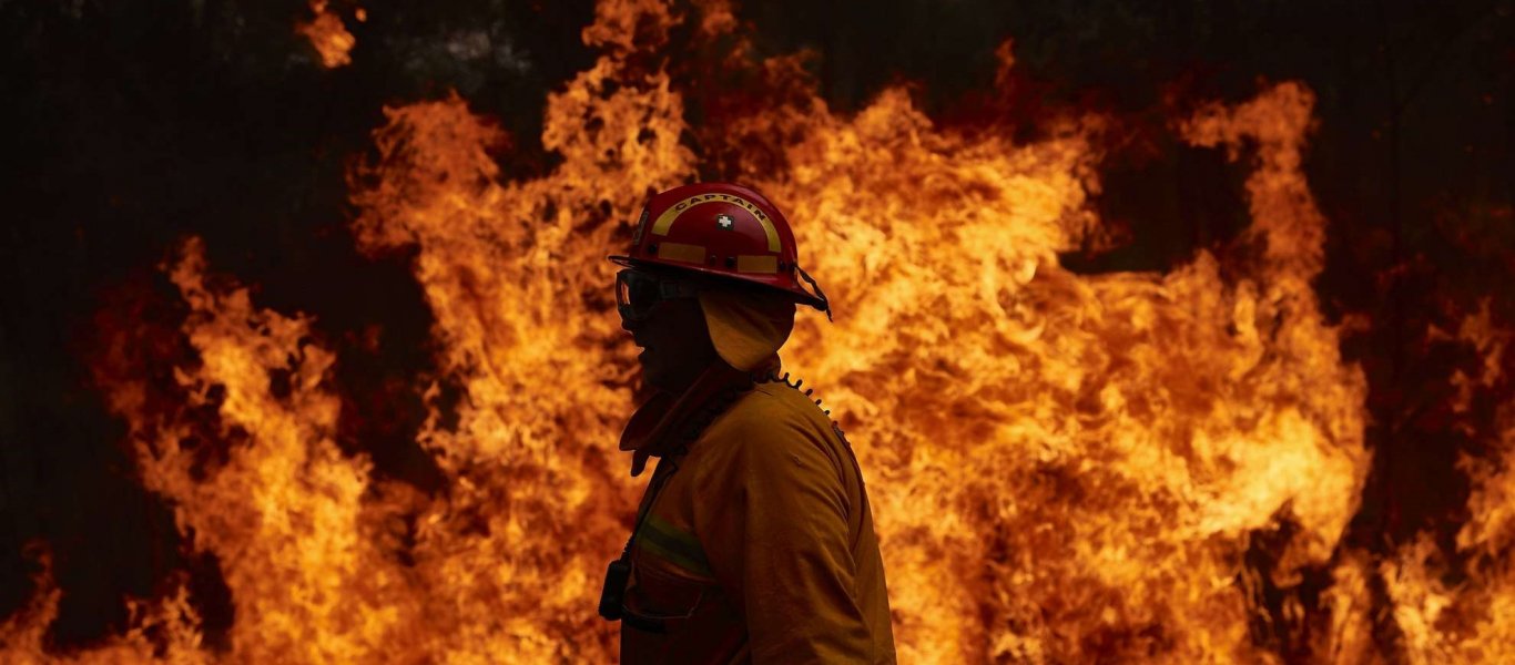 Σε ύφεση η φωτιά στην Ανάβυσσο – Κάηκαν σπίτια – Πιθανός ο εμπρησμός (upd 3)