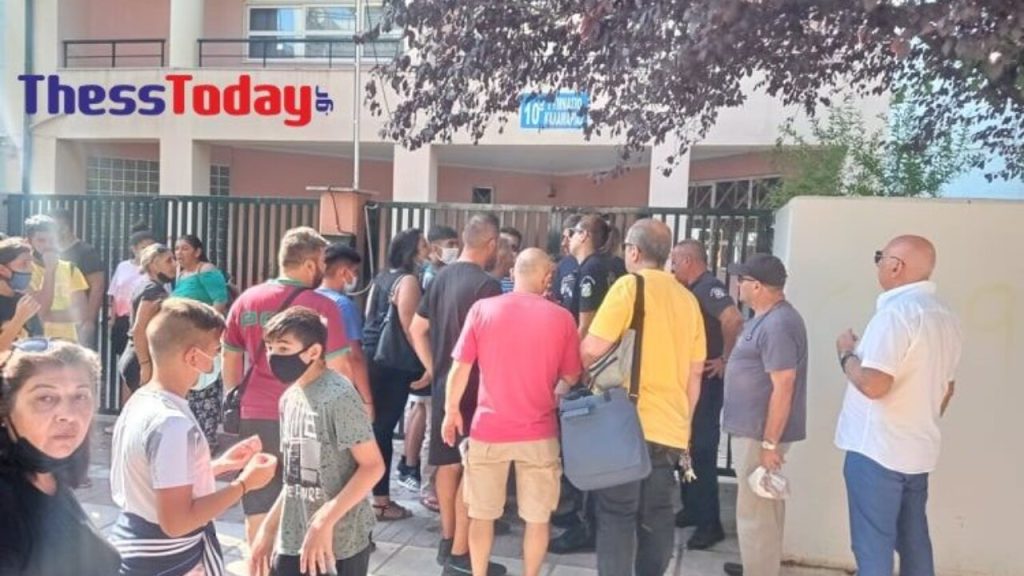 Ένταση στη Θεσσαλονίκη: ΜΑΤ απέναντι σε γονείς στο υπό κατάληψη σχολείο στην Καλαμαριά (βίντεο)
