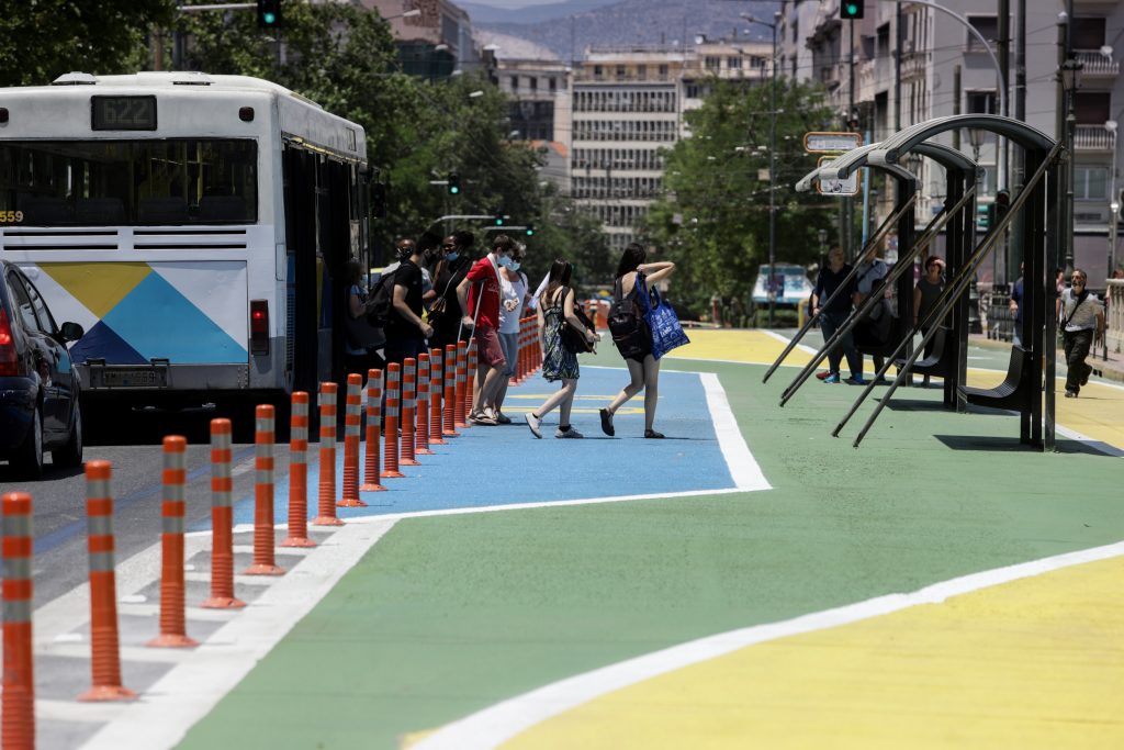 «Μεγάλος Περίπατος»: Ξεράθηκε το γκαζόν στην Ομόνοια και… κατηγόρησαν τις κάμπιες! (φώτο-βίντεο)
