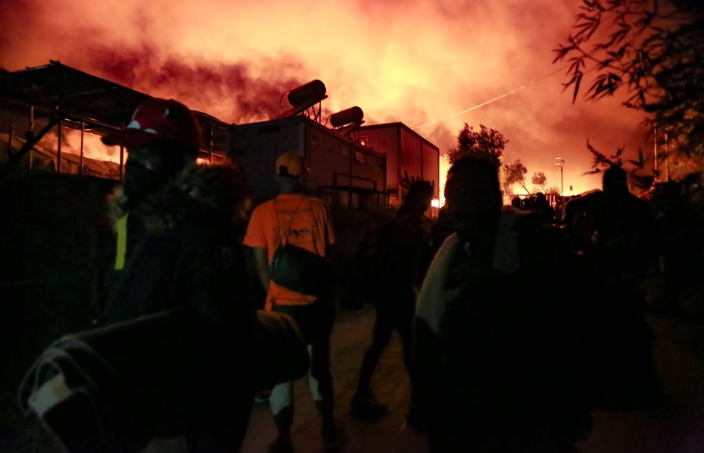 Εκτός ελέγχου η κατάσταση στη Μόρια: Απελευθερώθηκαν 200 κρατούμενοι της δομής (βίντεο)