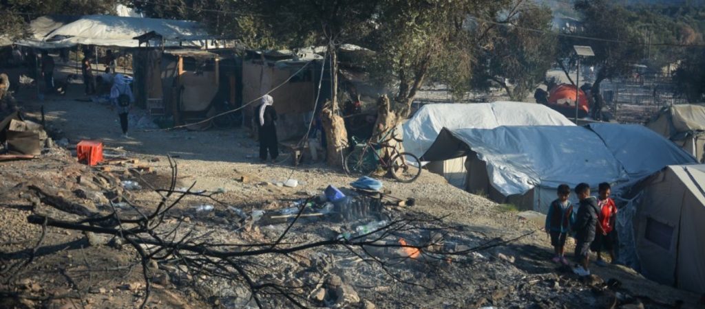 Εκτενή ρεπορτάζ από ξένα ΜΜΕ για την πυρκαγιά στο ΚΥΤ της Μόριας