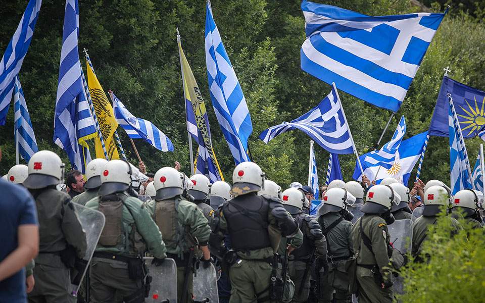 Ξύλο & χημικά από τις δυνάμεις ασφαλείας σε Έλληνες στο Τυμπάκι – «Πολιόρκησαν» παράνομο τζαμί Πακιστανών (βίντεο)