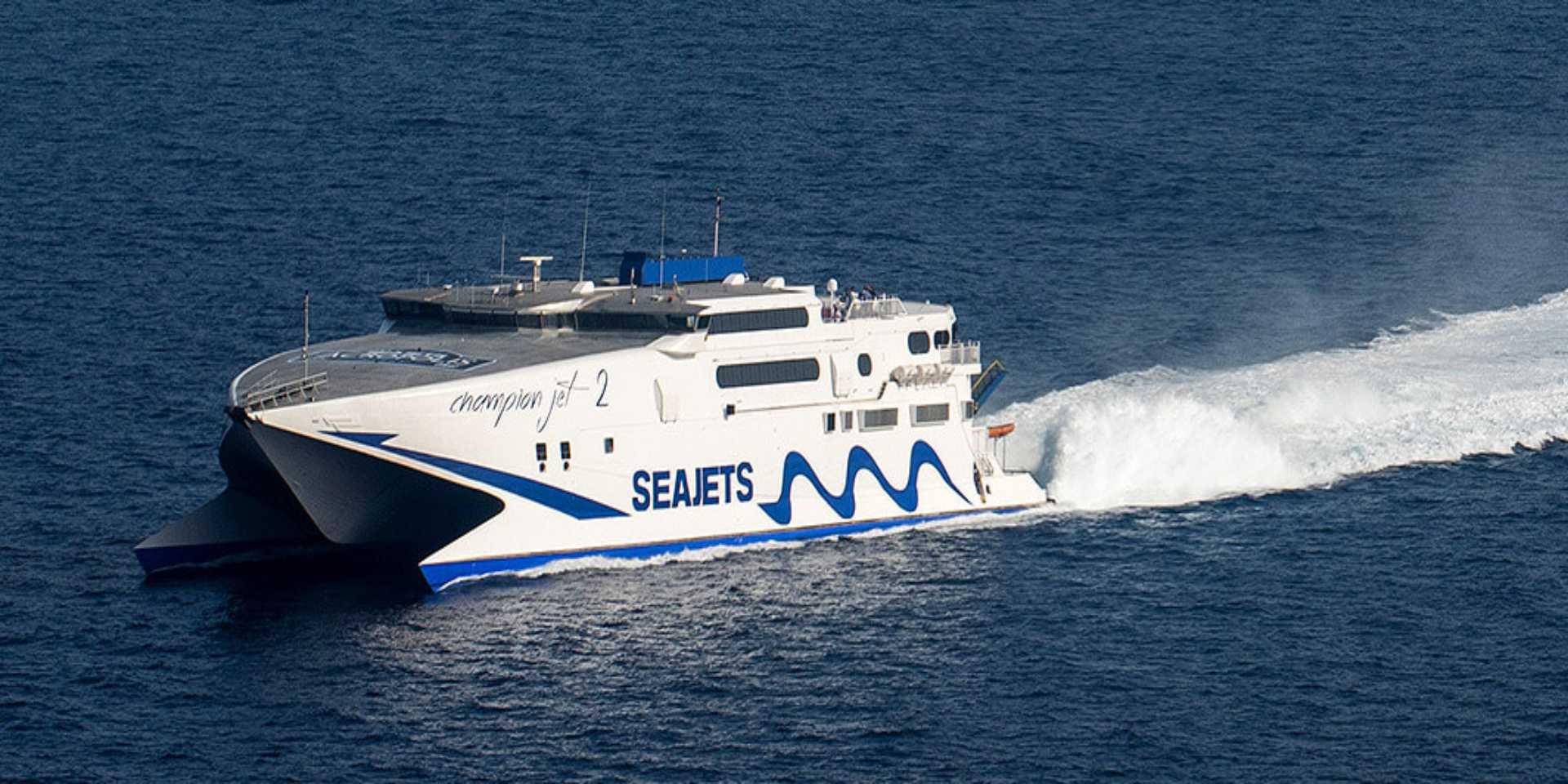 «Δεμένο» στον Πειραιά λόγω του καιρού το «sea jet 2»