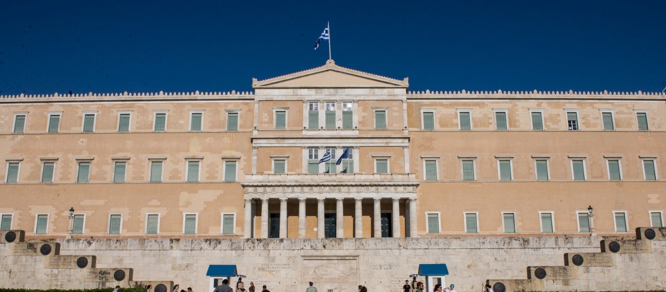 Βουλή: Αλλάζει όψη – Ξεκίνησαν οι εργασίες αποκατάστασης
