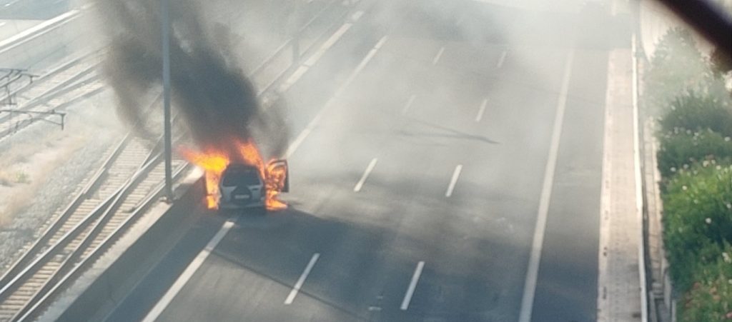 Αυτοκίνητο «τυλίχθηκε» στις φλόγες στην Αττική Οδό (βίντεο)