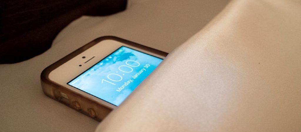 Να γιατί πρέπει να «πετάξεις» το κινητό από την κρεβατοκάμαρα