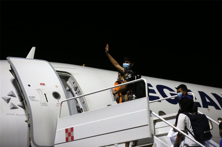 Στη Θεσσαλονίκη και η τρίτη πτήση με τους ανήλικους αλλοδαπούς μετά τη φωτιά στη Μόρια (βίντεο)