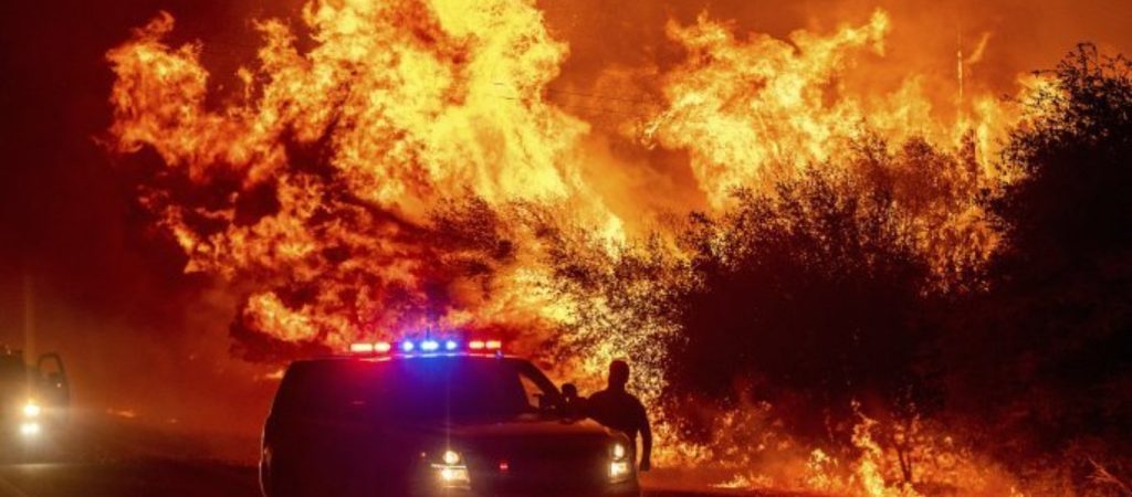 ΗΠΑ: «Βάφτηκε» πορτοκαλί ο ουρανός από τις φλόγες στην Καλιφόρνια – Τουλάχιστον 6 οι νεκροί (φώτο & βίντεο)