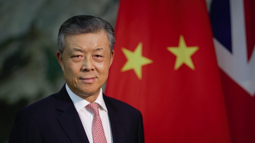 «Χαμός» με το like του Κινέζου πρέσβη στο Λονδίνο σε βίντεο με ποδολαγνεία – Έπεσε θύμα χάκερ λένε από την πρεσβεία