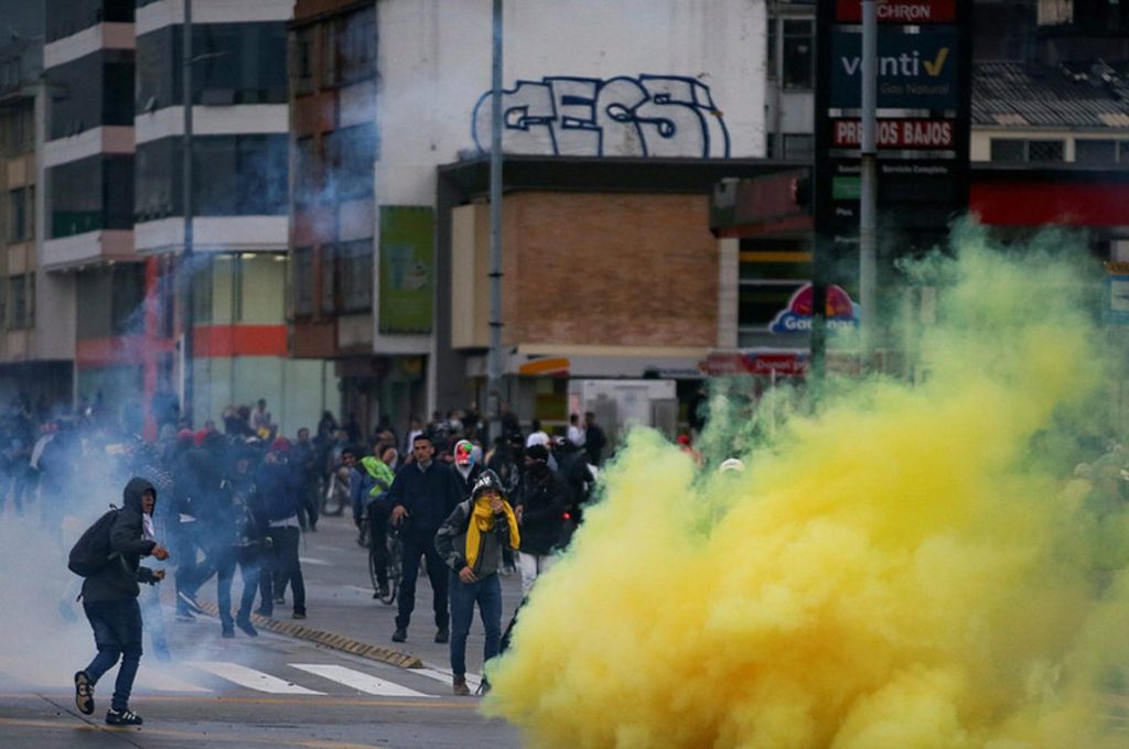 «Χάος» στην Κολομβία μετά τον θάνατο ενός άνδρα κατά τη σύλληψή του (βίντεο)