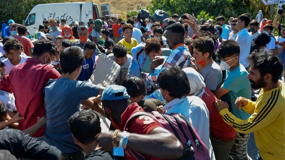 K.Μουτζούρης για Μόρια: «Ο στρατός θα μοιράσει φαγητό-νερό στους πρόσφυγες-μετανάστες»