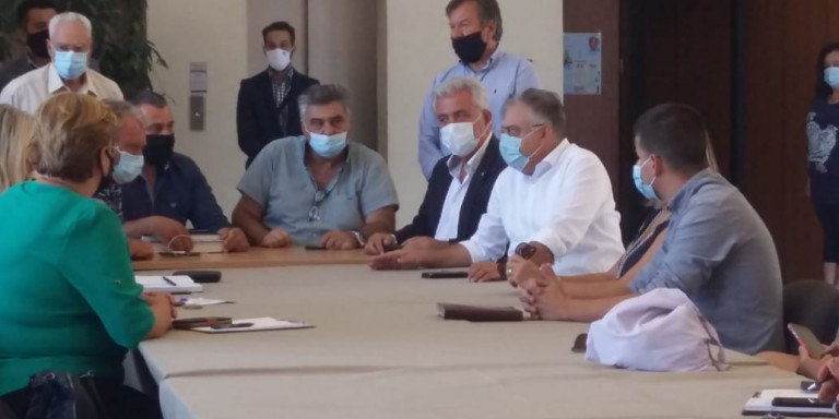 Τ.Θεοδωρικάκος: «Έκτακτη οικονομική στήριξη 500.000 ευρώ στους Δήμους Σαρωνικού και Λαυρεωτικής μετά τις φωτιές» (φώτο)