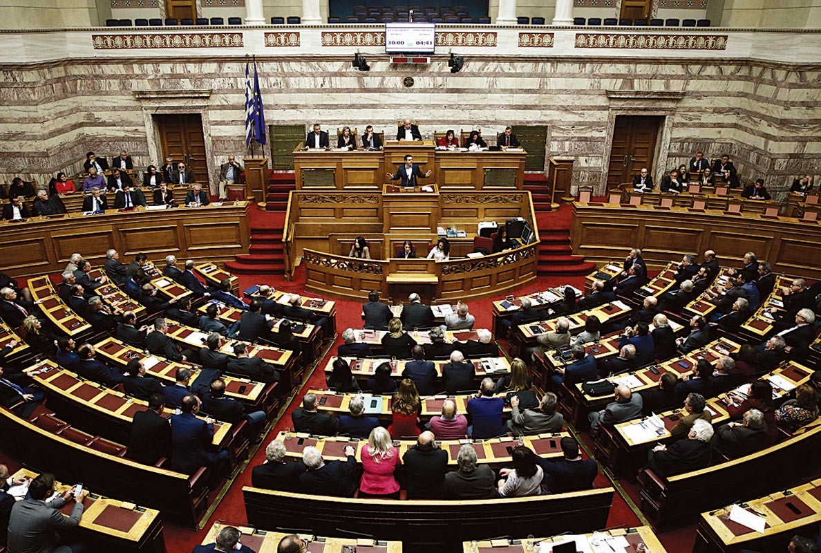 Στη Βουλή η σύγκρουση των κομμάτων για τη φωτιά στη Μόρια – Ο ΣΥΡΙΖΑ κατηγορεί την κυβέρνηση ότι ντροπιάζει την Ελλάδα