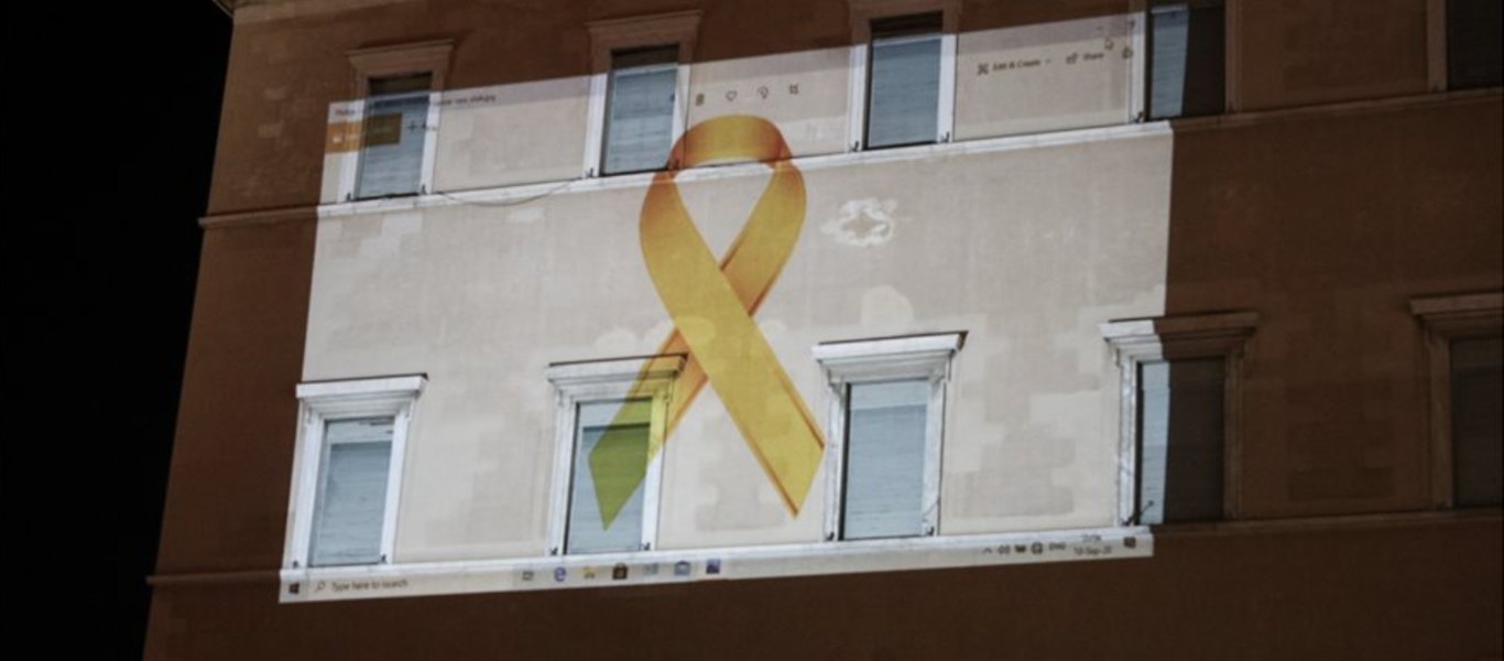 Η «Χρυσή Κορδέλα» κοσμεί την Βουλή των Ελλήνων – Σύμβολο της «μάχης» κατά του παιδικού καρκίνου (φώτο)