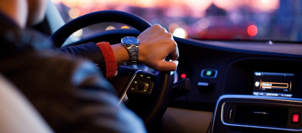 Ισπανός ποδοσφαιριστής χορεύει ενώ τρέχει με το αυτοκίνητό του με 200χλμ./ώρα (βίντεο)